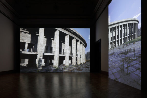 David Claerbout, Olympia (The real time disintegration into ruins of the Berlin Olympic stadium over the course of a thousand years), Galerie Rudolfinum. Foto: Martin Polák