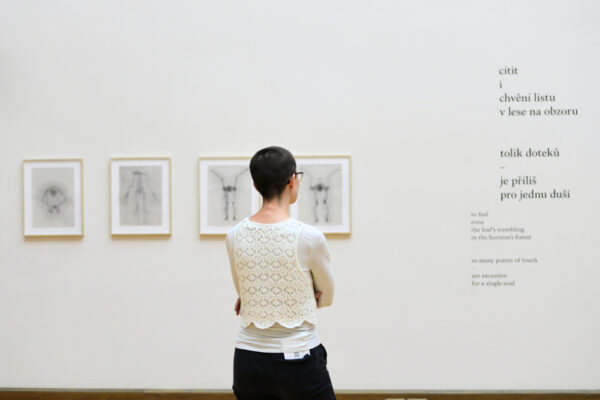 Návštěvnice v expozici výstavy © Galerie Rudolfinum, foto Tereza Kunderová