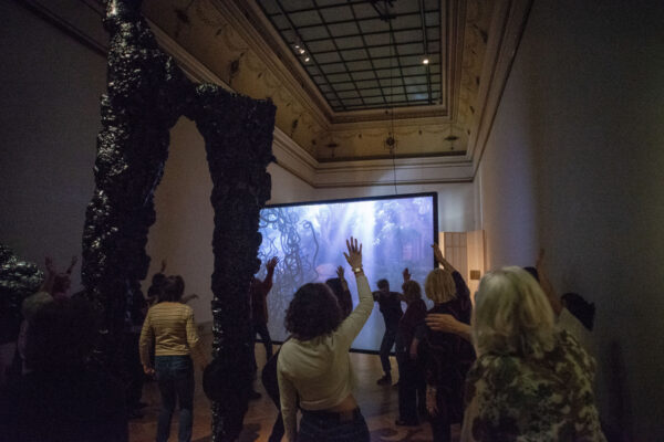 DanceConnected Dance Well lekce tance ve výstavě Sahej Rahal: Beyond the City of Time © Galerie Rudolfinum, foto Tereza Kunderová