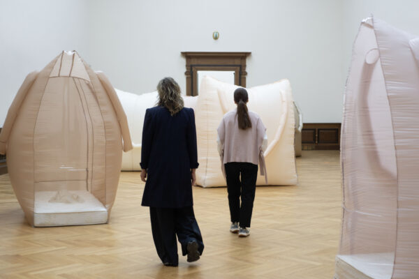 Kateřina Vincourová Skin Care, Kateřina Vincourová a Denisa Kujelová v instalaci © Galerie Rudolfinum, foto Tereza Kunderová