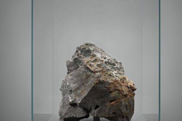 Julian Charrière, Metamorphism XIII, 2016. Artificial lava, molten computer waste (main boards, CPUs, RAMs, hard drives, cables, etc.), corian pedestal, steel, white glass, 173 × 68 × 68 cm, private collection, Berlin. Courtesy DITTRICH & SCHLECHTRIEM, Berlin