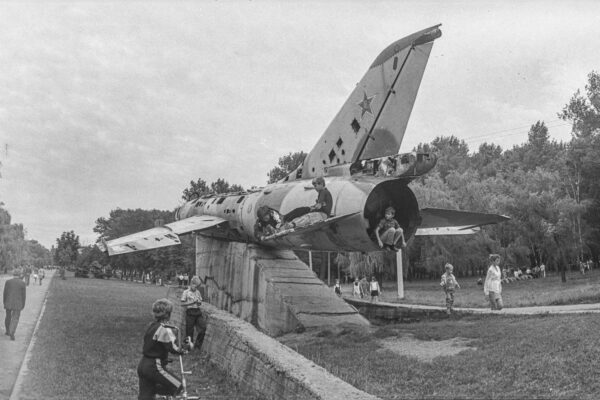 Sovětské letadlo Su-7 instalované na podstavci v parku Jubilejnyj v Krasnoarmijsku (dnes Pokrovsk), Doněcká oblast, září 1997. Fotografie ze sbírky Mykoly Bilokona, o kterou pečuje Historické muzeum v Pokrovsku a kterou digitalizovalo Centrum pro městskou historii (Lvov) © archiv umělkyně