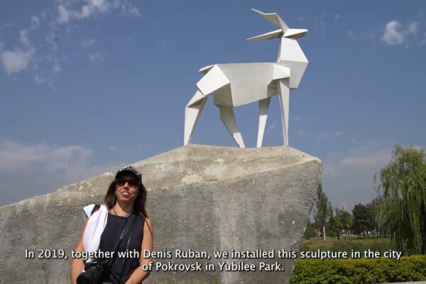 Screenshot z dokumentárního filmu IDP. Na snímku Zhanna Kadyrova během evakuace sochy The Origami Deer (2019) z Pokrovsku © archiv umělkyně