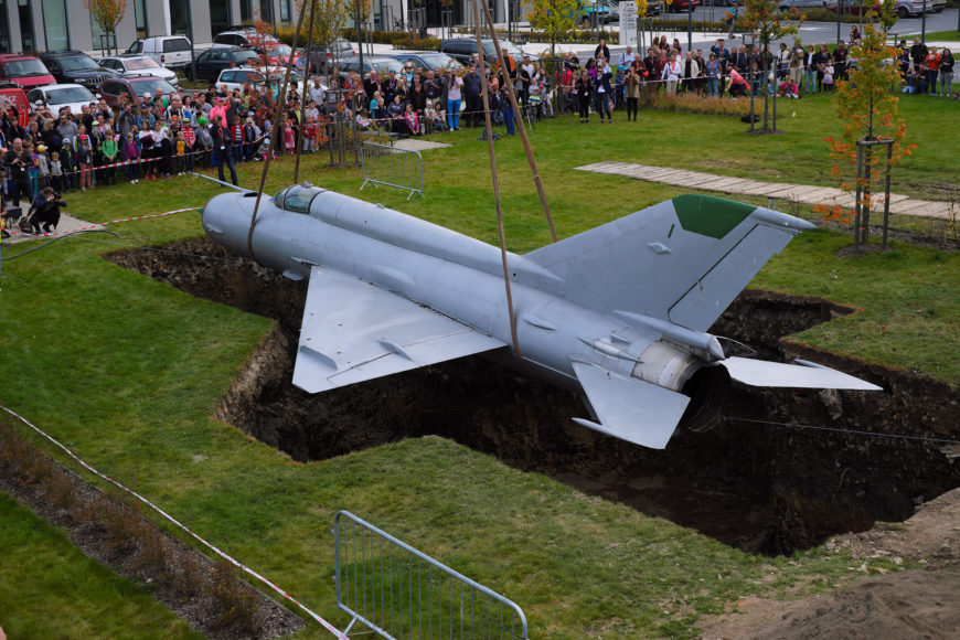 <h1>Happening Roger Hiorns: Plane Burial</h1>