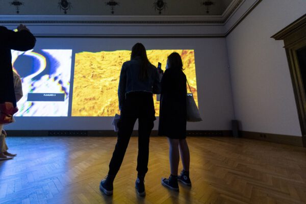 MEZIPAMĚŤ, pohled do instalace. (c) Galerie Rudolfinum, foto: Jan Slavík