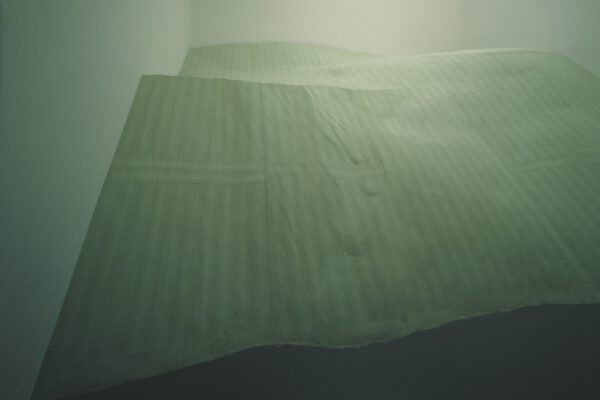 Jiří Příhoda, ﻿Záběr/klapka 01 „POUŠTNÍ BOUŘE“,1995, polystyrén, dřevo, dřevotříska, š. 620 cm, v. 210 cm, h. 600 cm. © Archiv Jiřího Příhody.