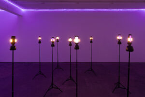 Nina Davies, Becoming the Edit: Bystander Assembly, 2024, performance – práce na zdi © Nina Davies