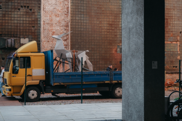Socha The Origami Deer (2019) na cestě, 2025 © archiv umělkyně, foto Anton Sorochak